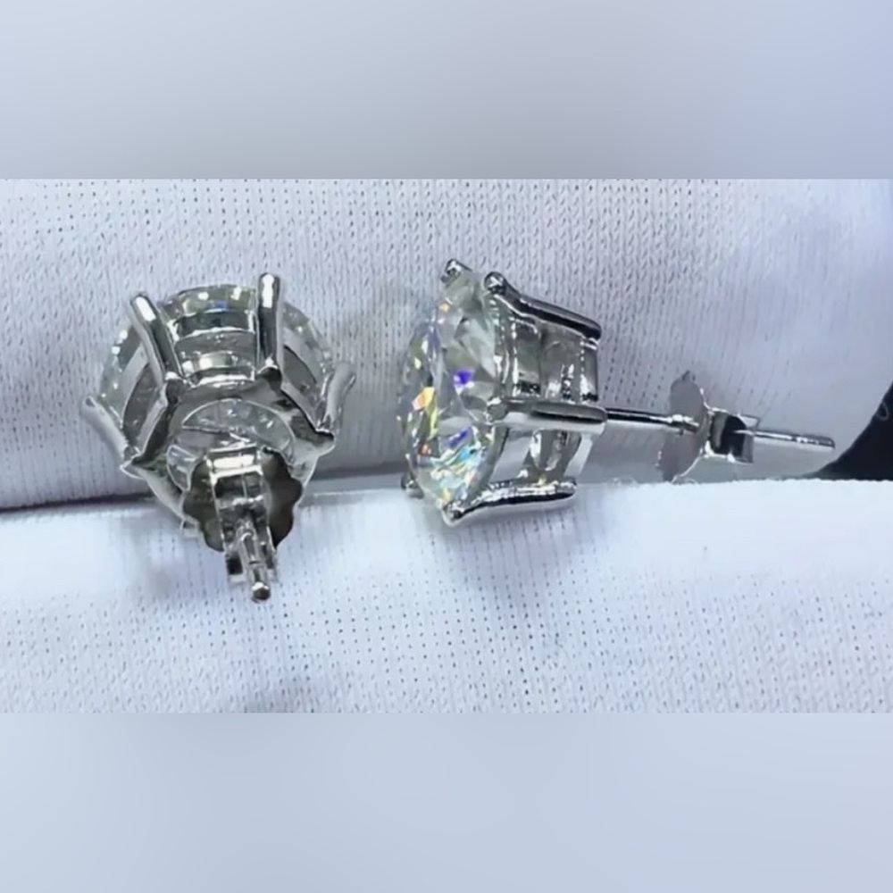 Moissanite S925 Sterling Silver 0.5 Carat Stud Earrings Excellent Condition New! - Picture 3 of 5